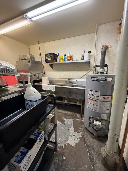 More Photos Of 2026 Lockport Rd, Niagara Falls Restaurant For Lease