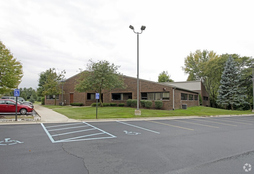 More Photos Of 22525 Hall Rd, Macomb Township Medical For Lease