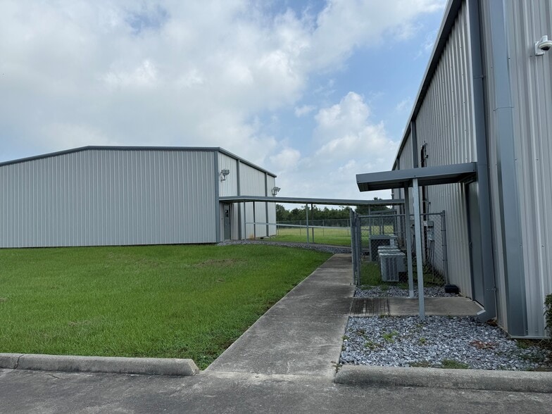 More Photos Of 960 W Lincoln Rd, Lake Charles Warehouse For Sale