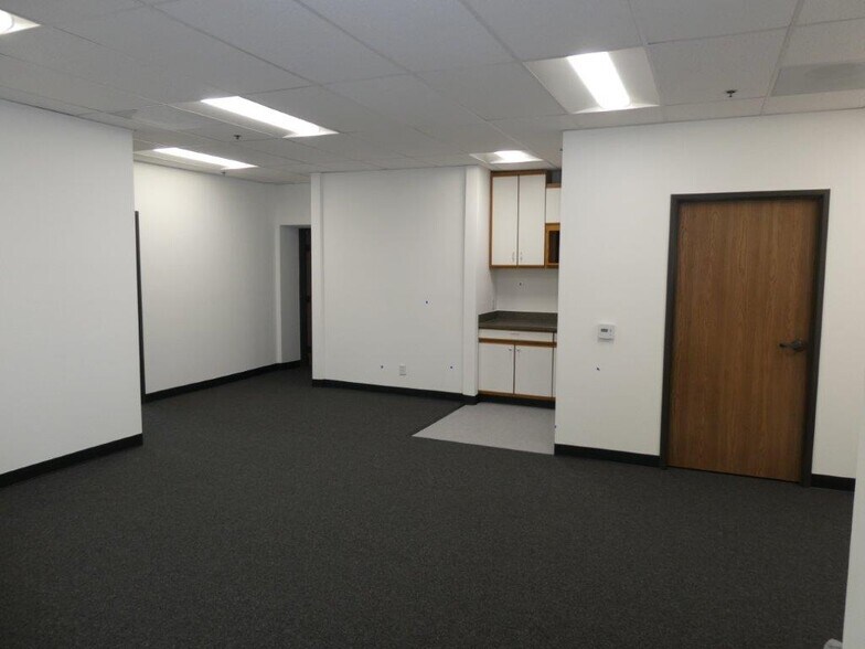 More Photos Of 1411 Railroad St, Glendale Warehouse For Lease