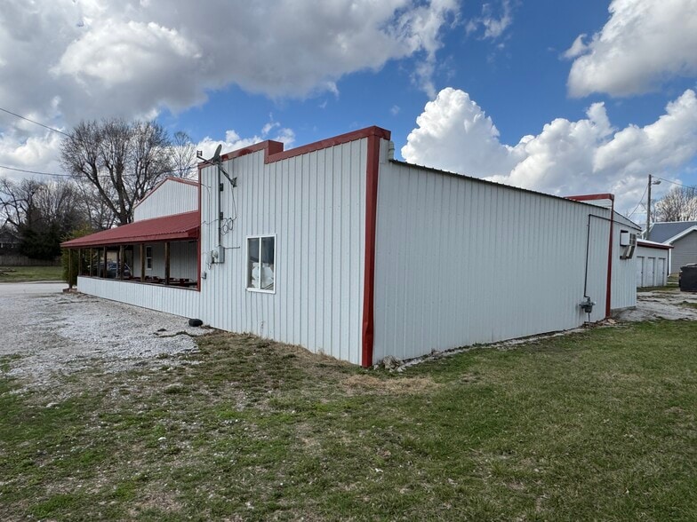 More Photos Of 18 N 4th St, Gosport Storefront Retail Office For Lease