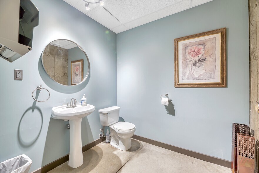 More Photos Of 902 9th Ave SW, Calgary Medical For Lease