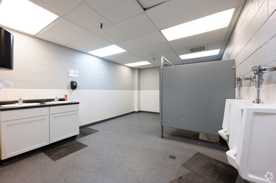 More Photos Of 221 S Franklin Rd, Indianapolis Warehouse For Lease