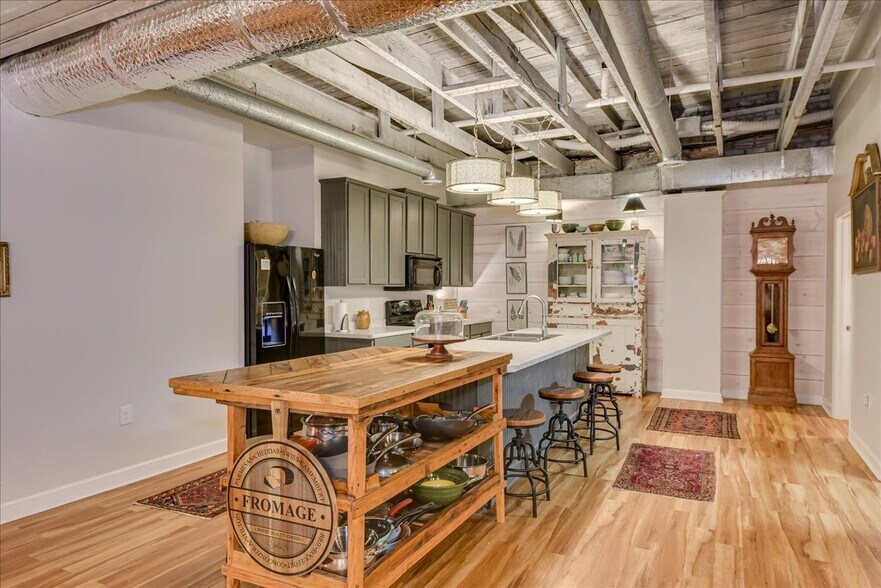 More Photos Of 114 W 6th St, Waynesboro Showroom For Sale