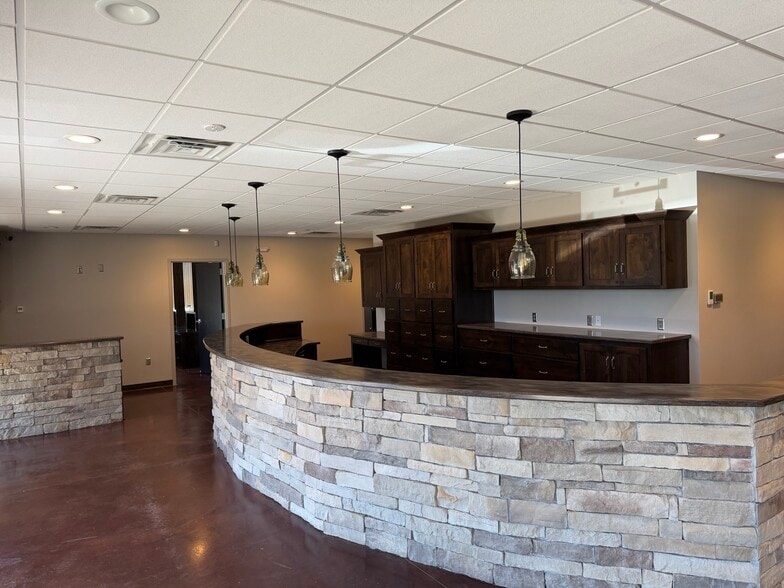 More Photos Of 8576 N Green Hills Rd, Kansas City Storefront Retail Office For Lease