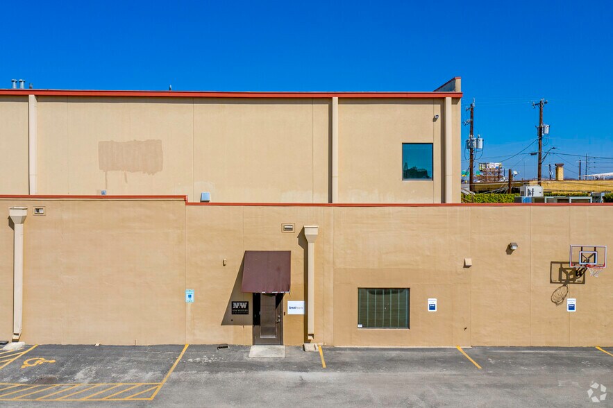 More Photos Of 824 Broadway St, San Antonio Loft Creative Space For Lease