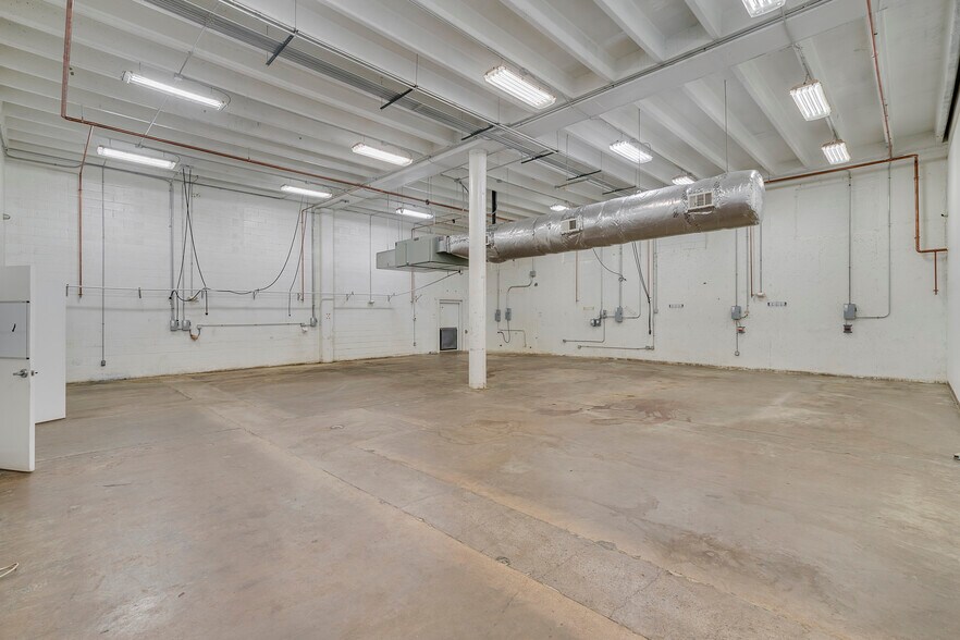 More Photos Of 2920 Shotts St, Fort Worth Distribution For Lease