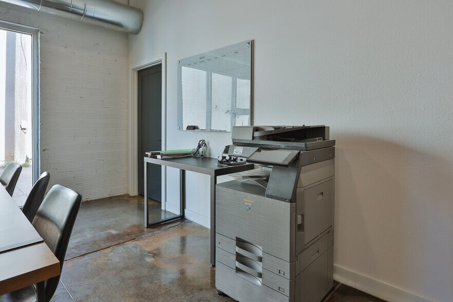 More Photos Of 611 Broadway, Lubbock Storefront For Sale
