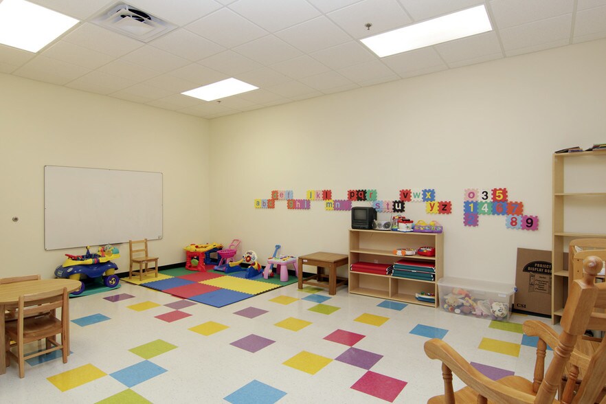 More Photos Of 8955 South Fwy, Houston Schools For Lease