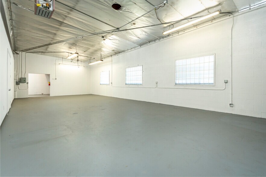 More Photos Of 3220 W Burbank Blvd, Burbank Warehouse For Lease