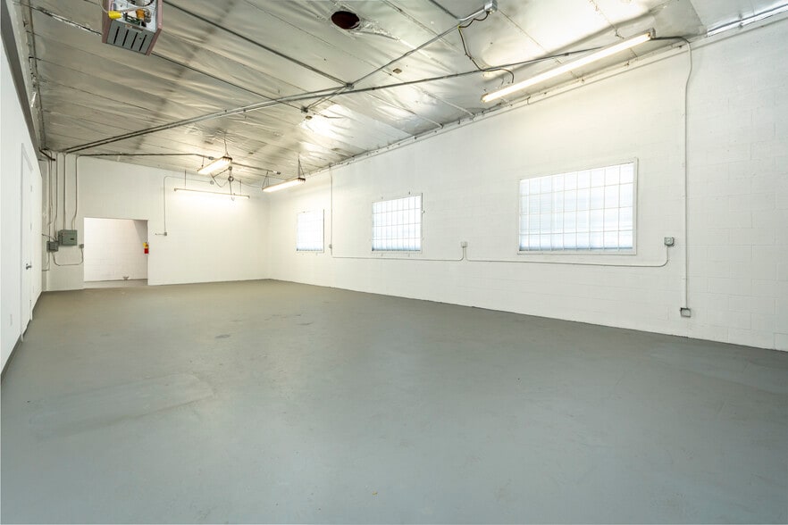 More Photos Of 3220 W Burbank Blvd, Burbank Warehouse For Lease