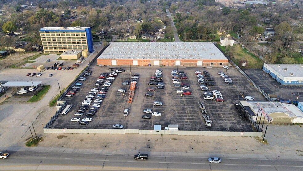 More Photos Of 9001 Jensen Dr, Houston Warehouse For Lease