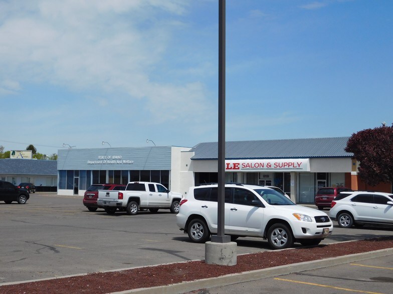 More Photos Of 2203-2219 S Overland Ave, Burley Freestanding For Lease