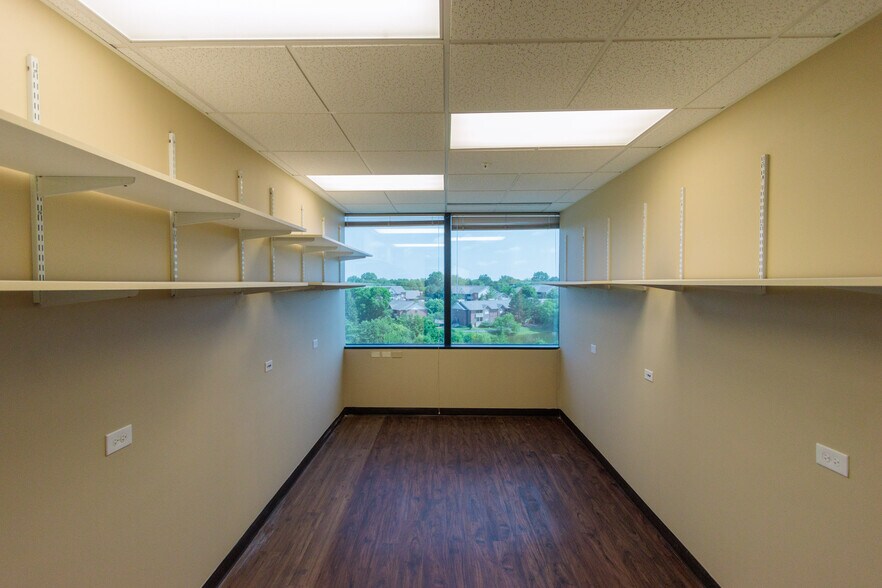 More Photos Of 650 E Algonquin Rd, Schaumburg Office For Lease