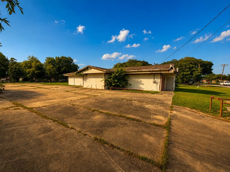 More Photos Of 4206 2nd 1/2 St, Brookshire Office For Sale