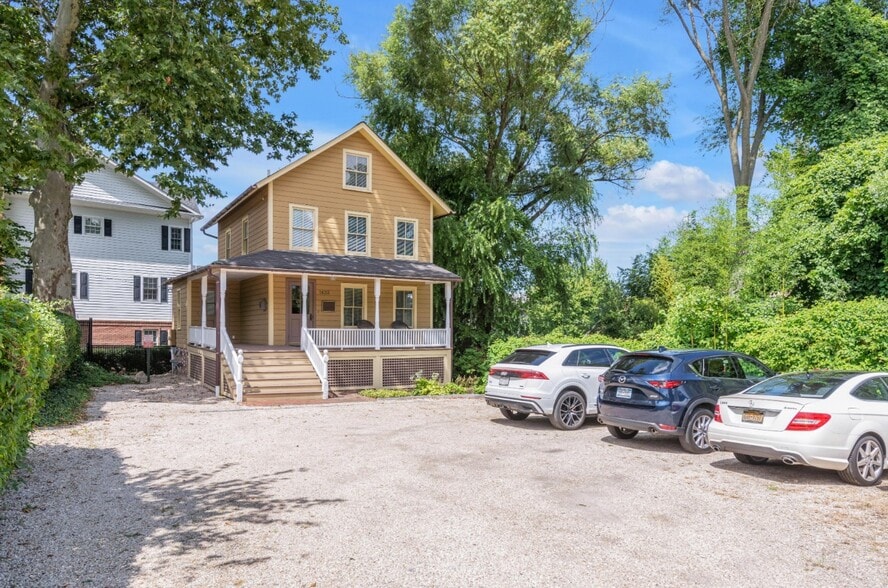 More Photos Of 1433 Old Northern Blvd, Roslyn Office For Lease