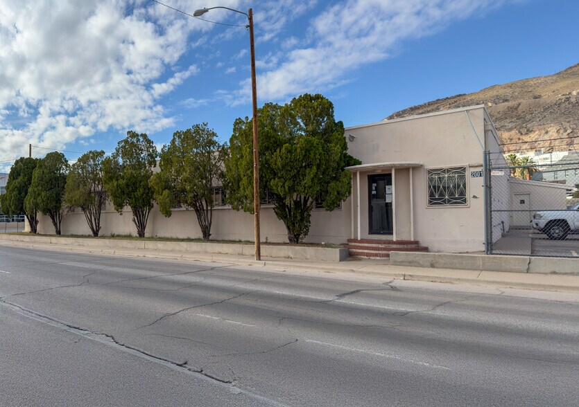 Primary Photo Of 2001 Grant Ave, El Paso Manufacturing For Sale