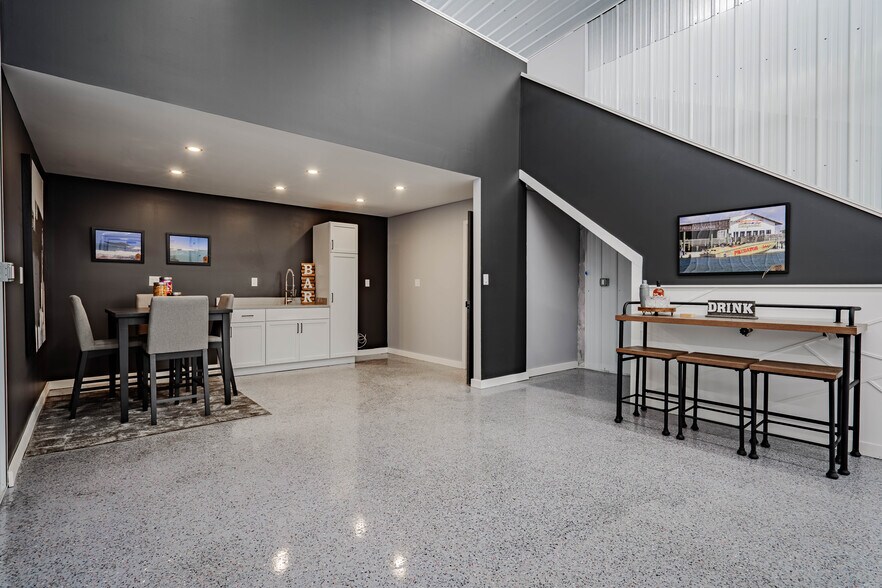 More Photos Of 100 Man Cave, Sunrise Beach Self Storage For Sale