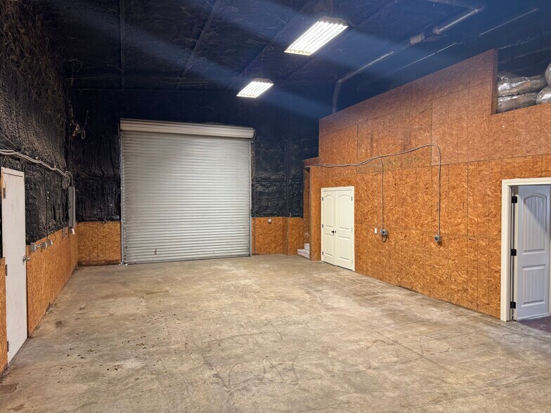 More Photos Of 5552 Raymond Stotzer Pky, College Station Warehouse For Lease