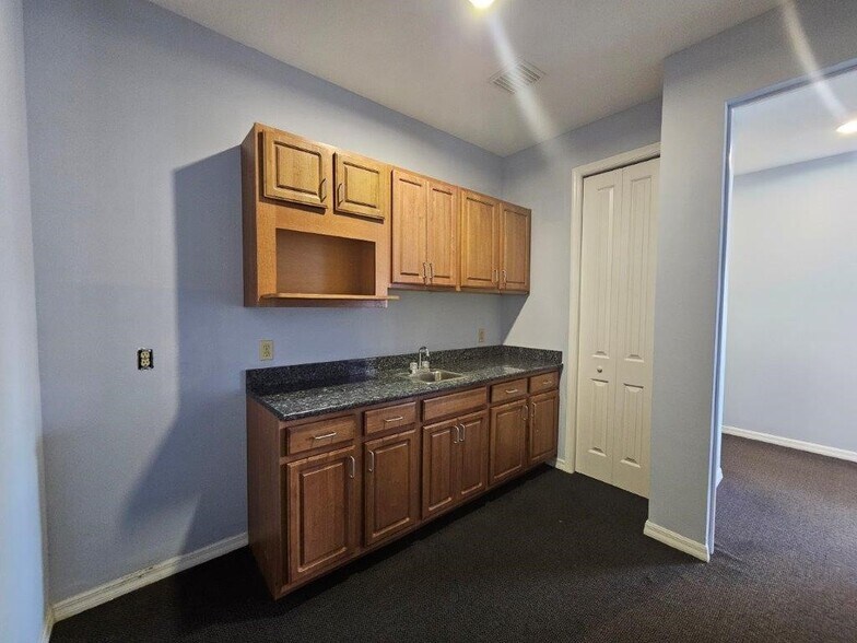 More Photos Of 13047 W Linebaugh Ave, Tampa Medical For Lease