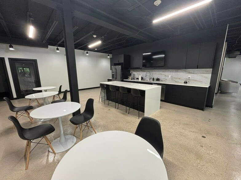 More Photos Of 7177 Hickman Rd, Urbandale Office For Sale