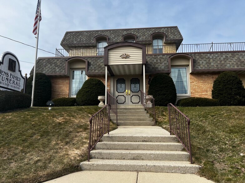 Primary Photo Of 1122 S 8th St, Manitowoc Loft Creative Space For Sale