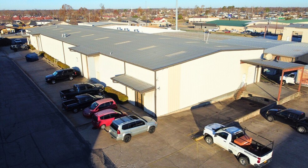 More Photos Of 551 N 13th St, Rogers Warehouse For Lease