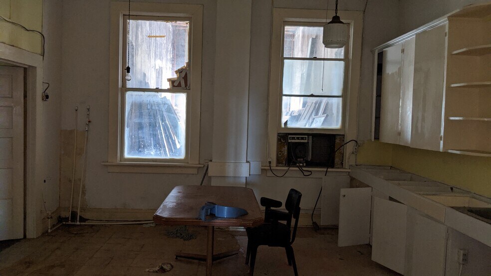 More Photos Of 438 Main St, Liberty Office For Lease