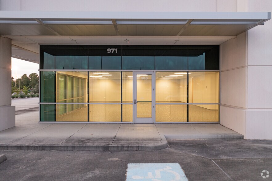 More Photos Of 971 N Sam Houston Parkway E, Houston Distribution For Lease