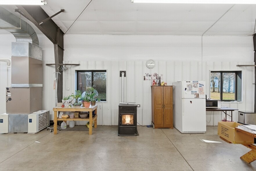 More Photos Of 1703 Laurel St, Tyndall Manufacturing For Sale