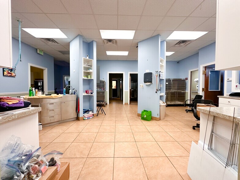More Photos Of 6580 69th St, Vero Beach Veterinarian Kennel For Sale