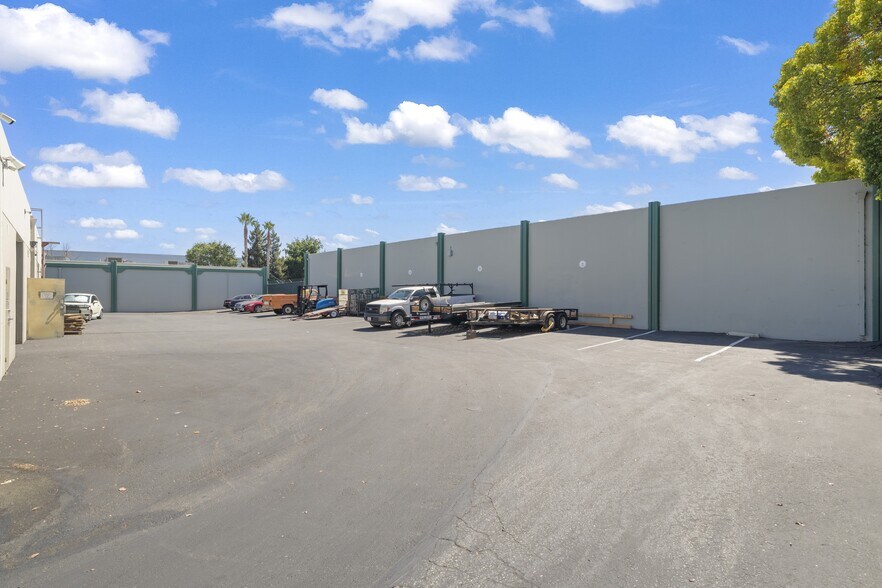 More Photos Of 290-302 Brokaw Rd, Santa Clara Warehouse For Lease