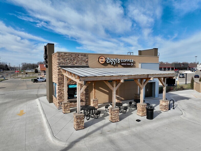 More Photos Of 1409 K St, Fairbury General Retail For Sale