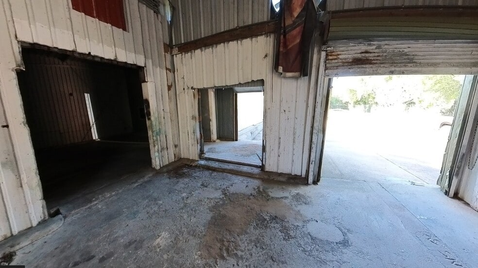 More Photos Of 401 Industrial Park Ln, Willis Warehouse For Sale