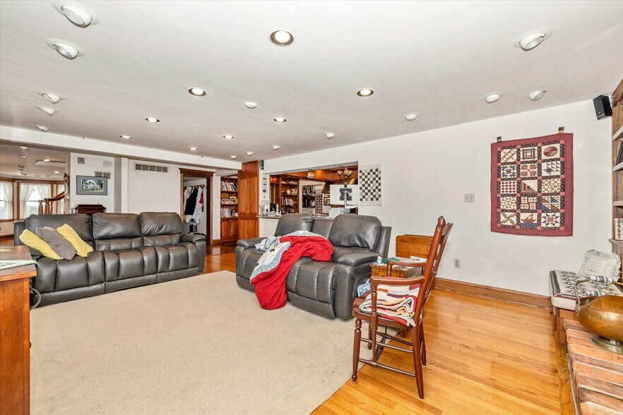 More Photos Of 806 Park Ave, Mount Airy Office For Sale