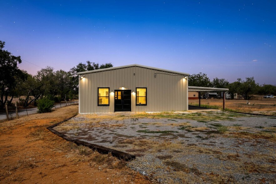 More Photos Of 13747 US Highway 87 S, Adkins Flex For Lease