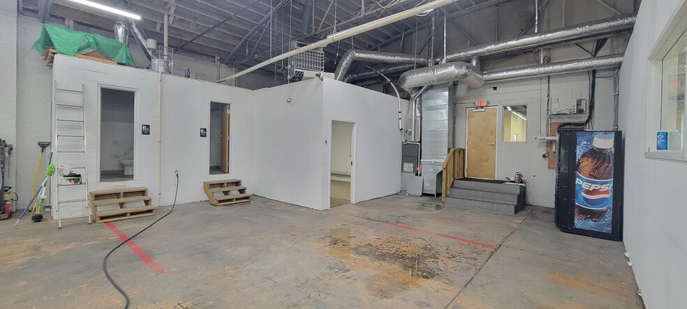 More Photos Of 2542-2544 Lucena St, Charlotte Warehouse For Lease