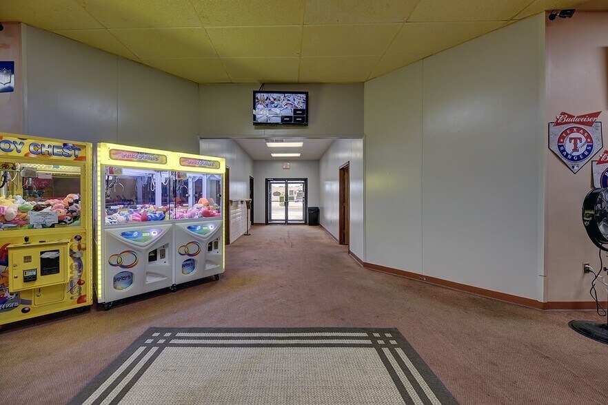 More Photos Of 233 College St, Schulenburg Sports And Entertainment For Sale