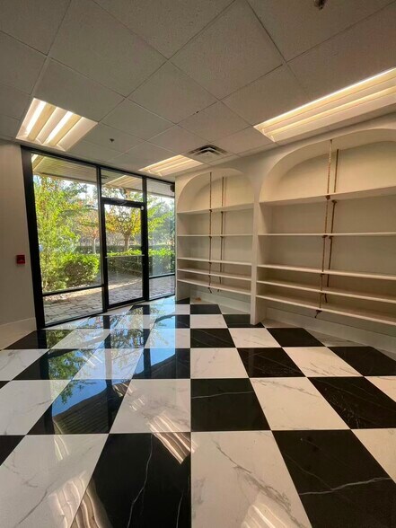More Photos Of 7075 Kingspointe Pky, Orlando Showroom For Lease