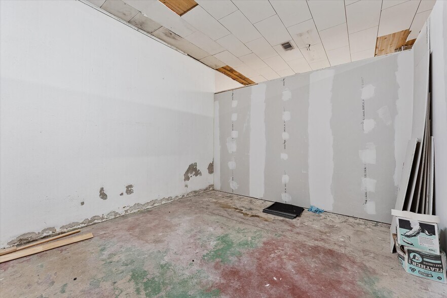 More Photos Of 313 E Main St, Humble Storefront Retail Office For Lease