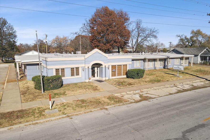 Primary Photo Of 720 W 1st St, Coffeyville Healthcare For Sale