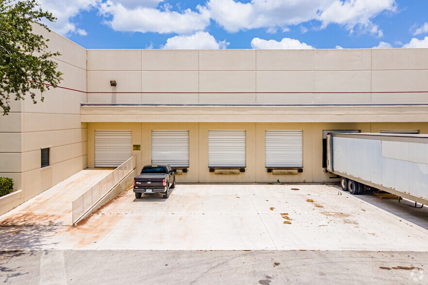 More Photos Of 2705-2785 N Commerce Pky, Miramar Manufacturing For Lease