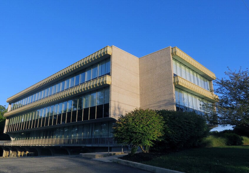 More Photos Of 355 N 21st St, Camp Hill Medical For Lease