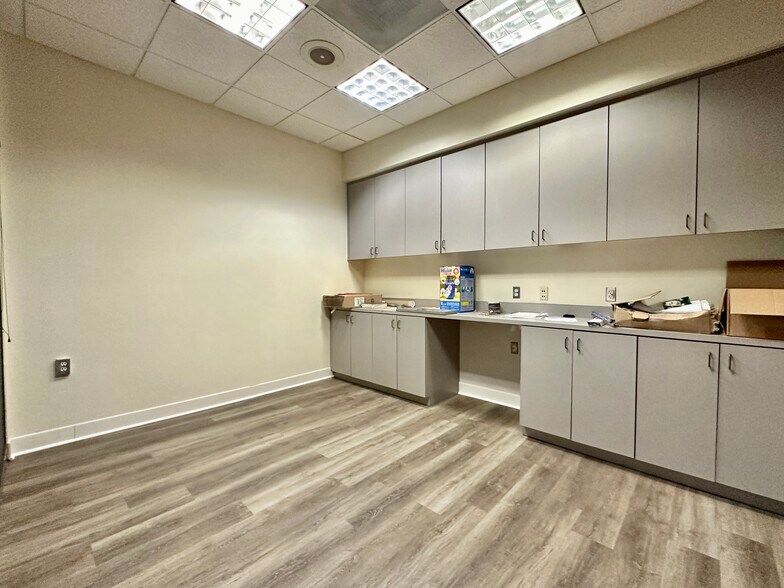 More Photos Of 8 Lester St, Martinsville General Retail For Sale