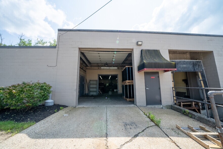 More Photos Of 80 W Drullard Ave, Lancaster Light Manufacturing For Lease