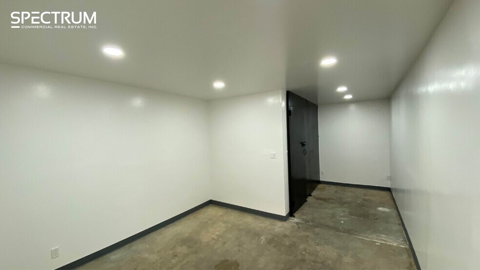 More Photos Of 14538-14540 Keswick St, Van Nuys Service For Lease