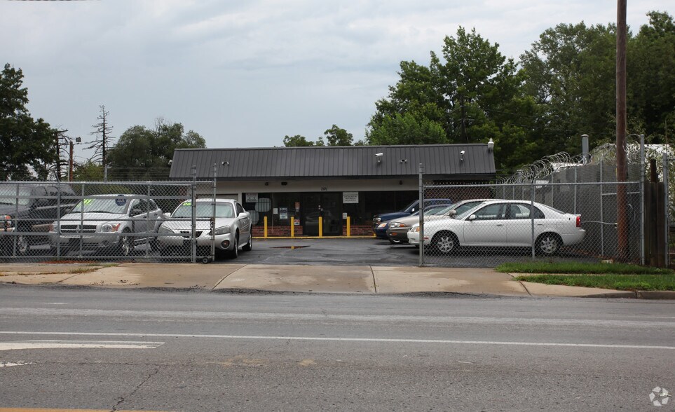 Primary Photo Of 7101 Troost Ave, Kansas City Auto Repair For Sale