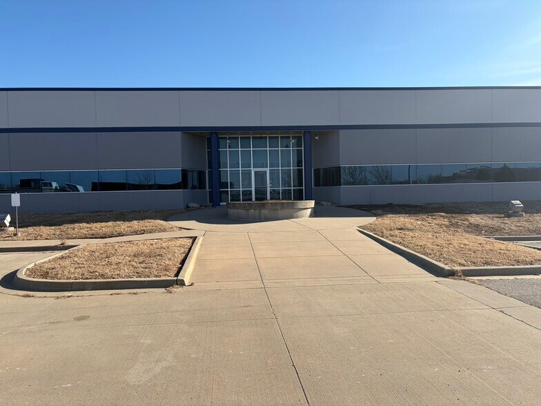 More Photos Of 11217-11227 Lakeview Ave, Lenexa Flex For Lease