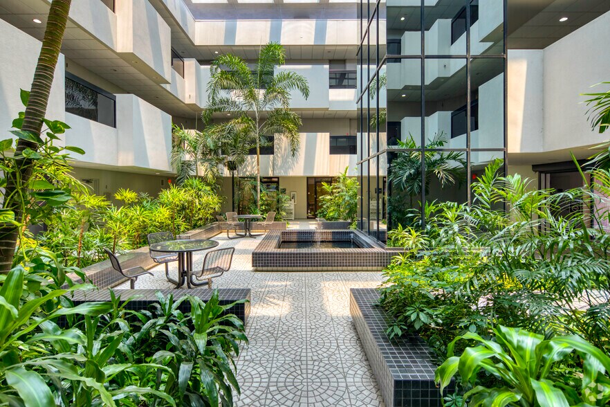 More Photos Of 3665 Bee Ridge Rd, Sarasota Medical For Lease