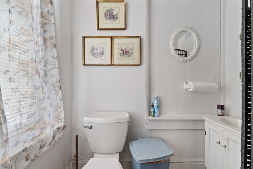 More Photos Of 729 Mason St, Milton Office For Sale